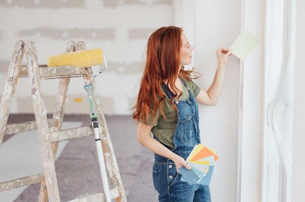 Junge Frau streicht Wand