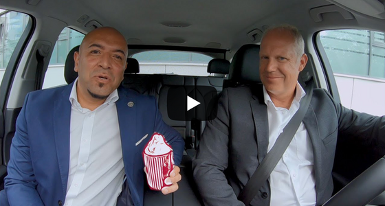 ERGO Versicherungsberater Dejan Kostadinovic sitzt gemeinsam mit ERGO Vorstand Christian Noisternig in Auto