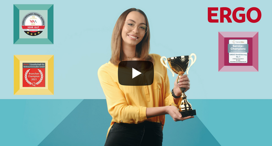 Versicherungsberaterin Vesna Pavic hält Pokal in der Hand