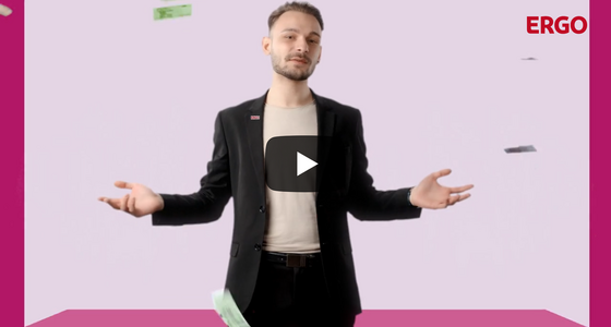 Versicherungsberater Tayfur Sahin steht vor pinker Wand