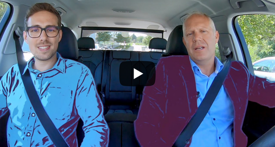 ERGO Versicherungsberater sitzt gemeinsam mit ERGO Vorstand Christian Noisternig in Auto