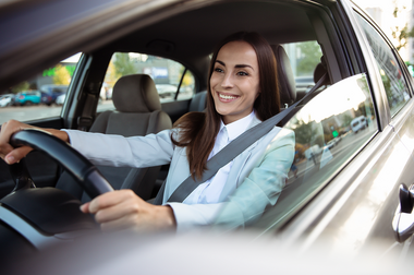 Junge Frau fährt mit dem Auto