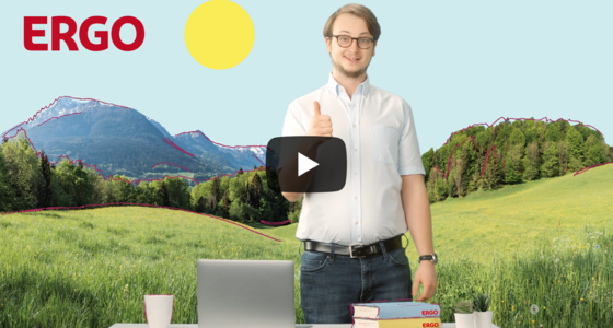 Versicherungsberater Michael Pfeiffer steht an Schreibtisch mit Wald und Berge im Hintergrund