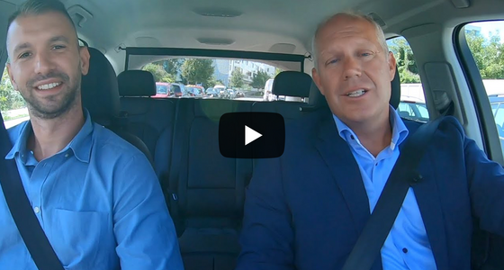 ERGO Versicherungsberater sitzt gemeinsam mit ERGO Vorstand Christian Noisternig in Auto