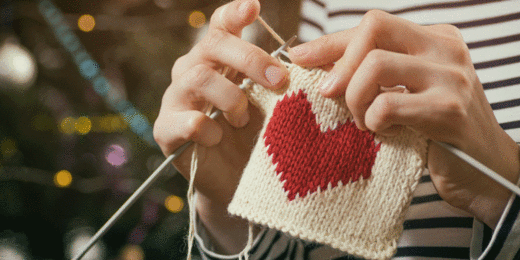 Hände beim Stricken