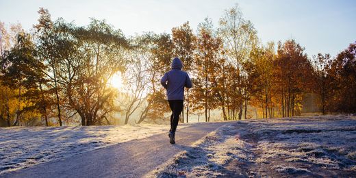 Mann läuft im Winter