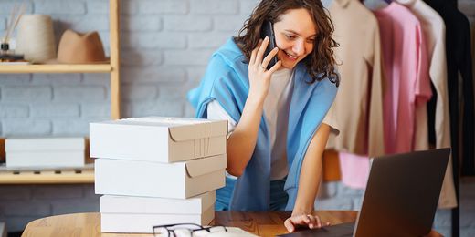 Eine Frau gibt gerade Auskunft über einen inserierten Artikel im Internet