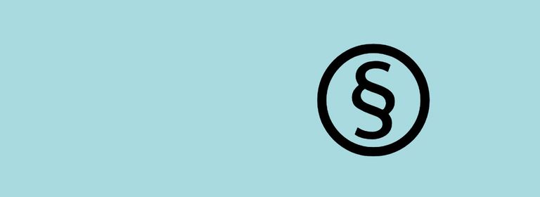 Ein Paragraf auf türkisen Grund. Der Paragraf wird als Zeichen des Rechts verwendet.