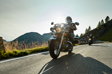 Person fährt ein Cruiser Motorrad