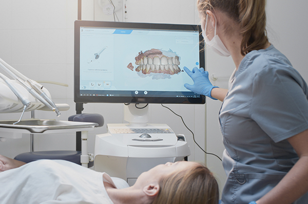 Patientin wird von Zahnärztin zur Aligner-Therapie beraten