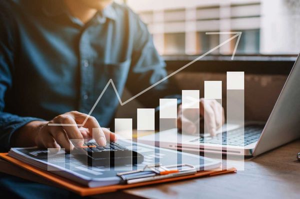 Mann rechnet mit Taschenrechner