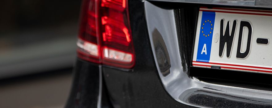 Bildausschnitt eines schwarzen Autos mit Wunschkennzeichen