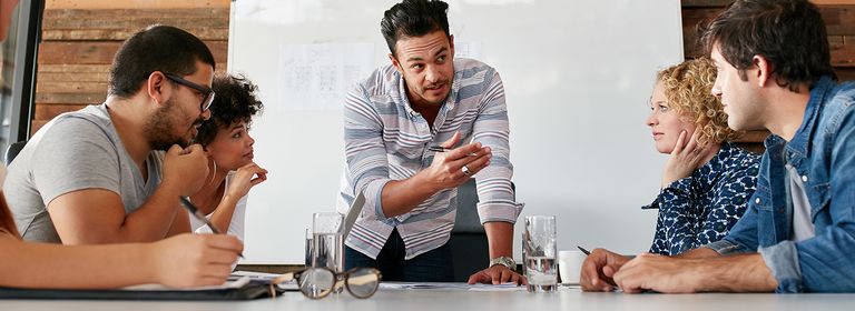 Ein Mann hält einen Vortrag vor einer Gruppe.