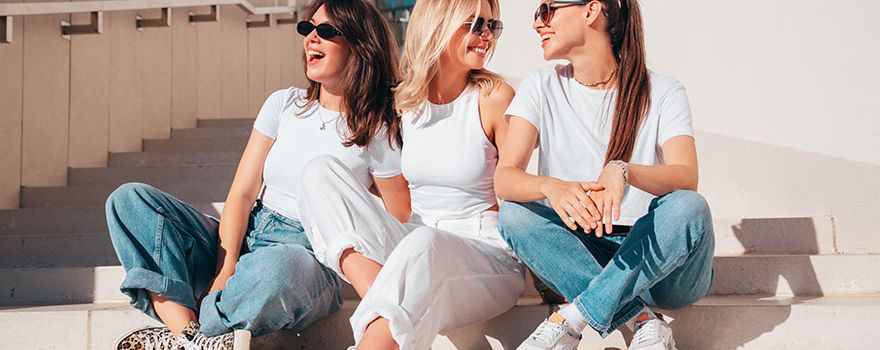 Drei glückliche junge Frauen