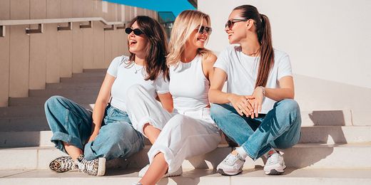 Drei glückliche junge Frauen