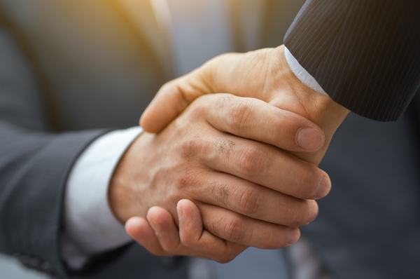 Zwei Männer schütteln sich die Hände