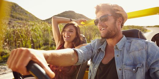 Eine junge Frau und ein junger Mann im Auto