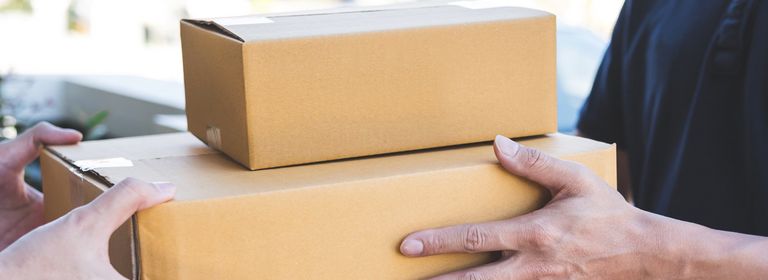 Person gibt Pakete zurück