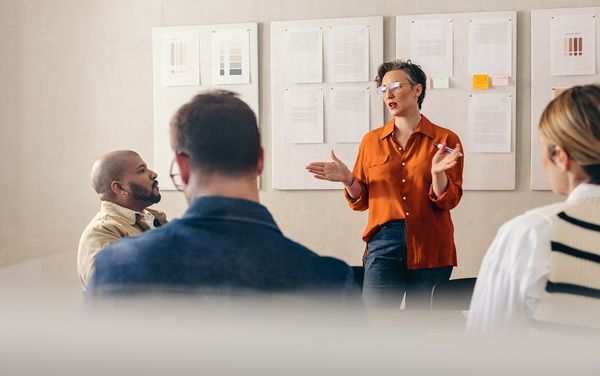 Eine Frau hält einen Vortrag.