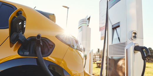 Gelbes Elektroauto wird an Ladestation aufgeladen Elektroauto wird an der Ladestation aufgeladen