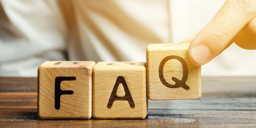 Drei Holzwürfel mit den Buchstaben F, A und Q