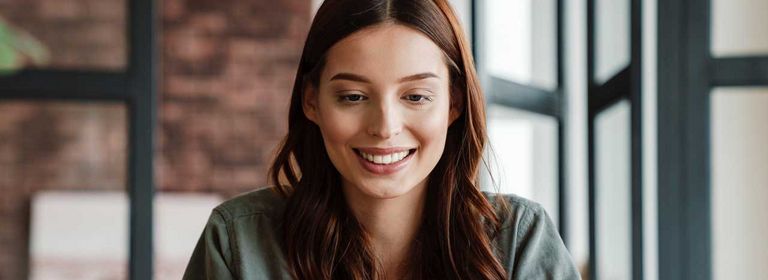 Frau arbeitet am Laptop