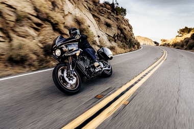 Mann fährt mit einer Harley Davidson