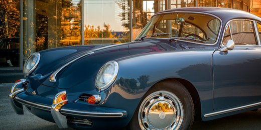 Dunkelblauer Oldtimer der Marke Porsche Dunkelblauer Oldtimer von der Marke Porsche