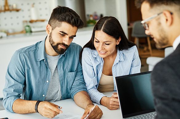 Versicherungsberater führt ein Gespräch mit einem jungen Pärchen