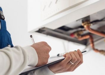 Handwerker repariert Gastherme