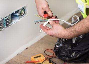 Elektriker installiert Stromleitungen