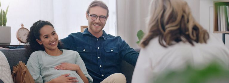 Familie mit schwangerer Frau beim Therapeuten