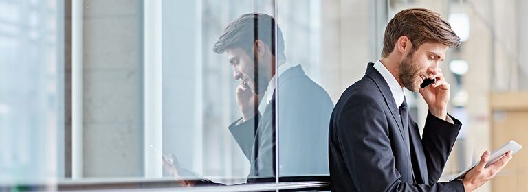 Ein Mann im Anzug telefoniert mit seinem D.A.S. Rechtsschutz Anwalt