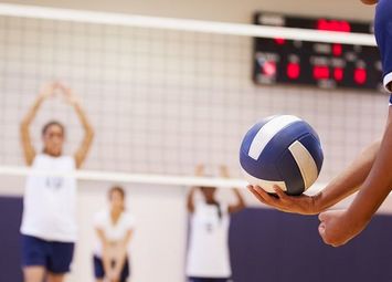 Ein Volleyball-Spieler bereitet sich auf den Aufschlag vor