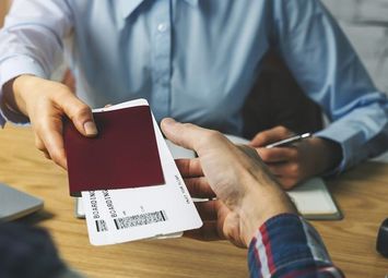 Mann erhält seine Boarding Pässe - Prozesskostenrechner